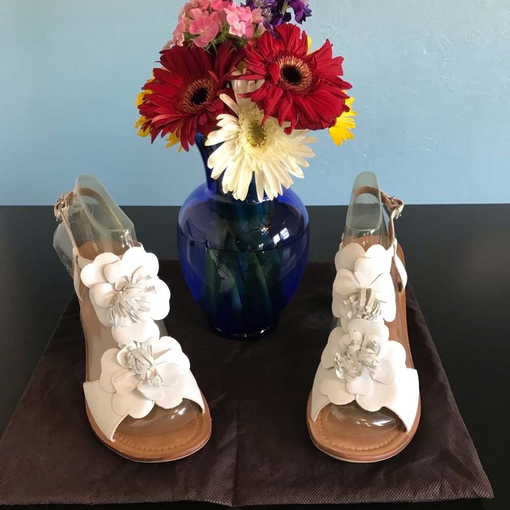 Women off white leather sandals